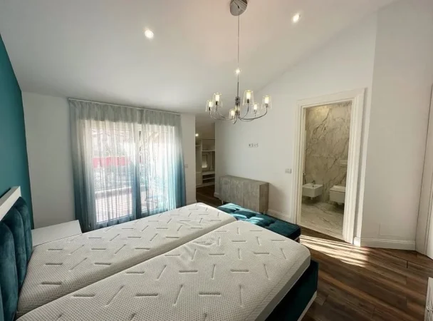 Tirane, jepet me qera apartament+verande | Penthouse 3+1 Kati 6, 200 m² 1.500 € (Secret Garden)