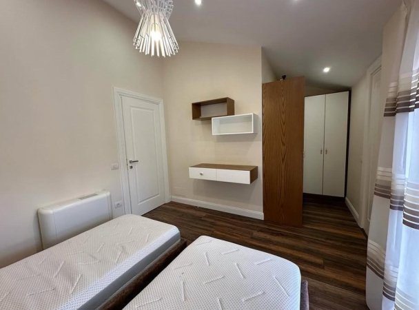 Tirane, jepet me qera apartament+verande | Penthouse 3+1 Kati 6, 200 m² 1.500 € (Secret Garden)