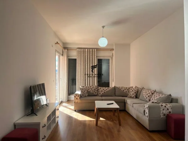 Tirane, jepet me qera apartament 2+1+Ballkon Kati 4, 95 m² 650 € (ALI DEMI)