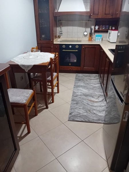 Tirane, jepet me qera apartament 2+1 Kati 3, 125 m² 1.000 € (Rruga e Elbasanit)