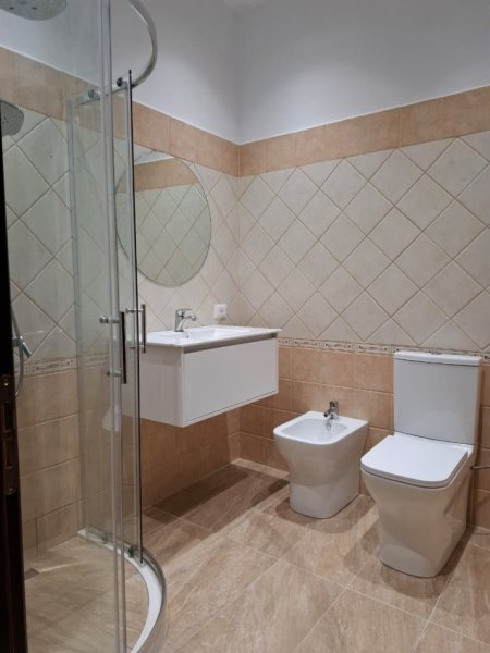 Tirane, jepet me qera apartament 1+1 Kati 3, 62 m² 400 € (Kinostudio)