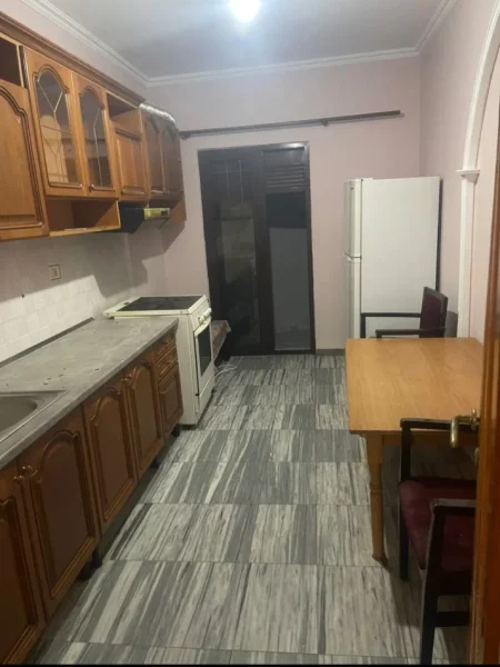 Tirane, jepet me qera apartament 2+1 Kati 2, 100 m² 360 € (Yzberisht)