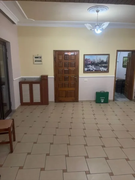 Tirane, jepet me qera apartament 2+1 Kati 2, 100 m² 360 € (Yzberisht)