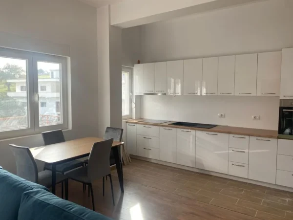 Tirane, jepet me qera apartament 1+1 Kati 3, 78 m² 300 € (Shkozë)
