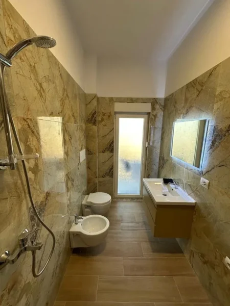 Tirane, jepet me qera apartament 1+1 Kati 3, 78 m² 300 € (Shkozë)