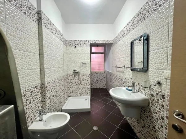 Tirane, jepet me qera apartament 2+1+Ballkon Kati 5, 116 m² 450 € (Astir)