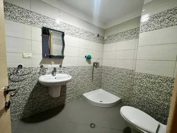 Tirane, jepet me qera apartament 2+1+Ballkon Kati 5, 116 m² 450 € (Astir)