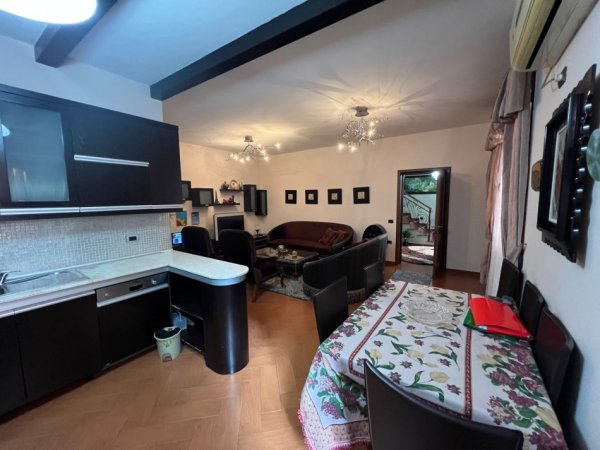 Tirane, jepet me qera apartament 2 Katshe Kati 1, 210 m² 1.300 € (Rruga e Kavajes)