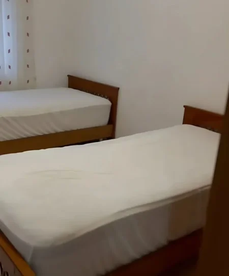 Tirane, jepet me qera apartament 2+1 Kati 5, 85 m² 400 € (Ali Demi)