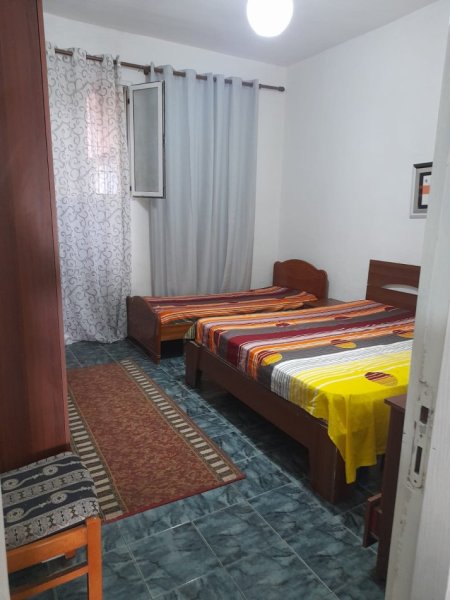 Tirane, jepet me qera apartament 1+1 Kati 1, 70 m² 350 € (ALI DEMI)