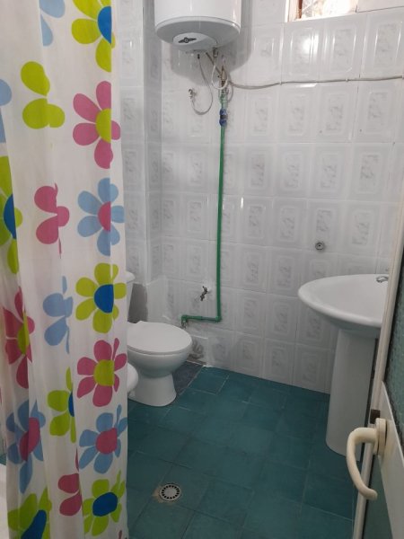 Tirane, jepet me qera apartament 1+1 Kati 1, 70 m² 350 € (ALI DEMI)