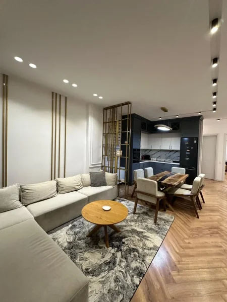jepet me qera apartament 2+1+Ballkon Kati 7, 110 m² 1.500 € (Rruga e Kavajes)
