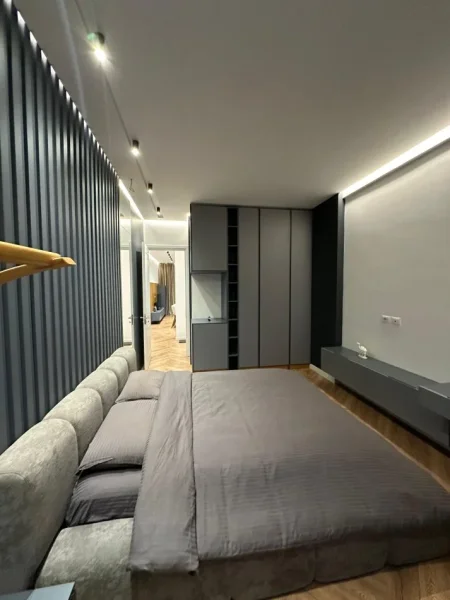 jepet me qera apartament 2+1+Ballkon Kati 7, 110 m² 1.500 € (Rruga e Kavajes)