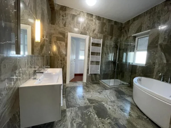 Tirane, jepet me qera Vile 3 Katshe Kati 3, 330 m² 4.800 € (Rolling Hills)