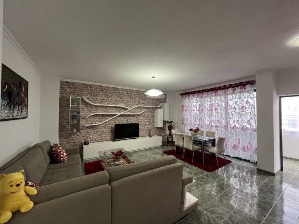 Tirane, jepet me qera apartament 2+1+Ballkon Kati 11, 117 m² 650 € (rruga Sali Butka)
