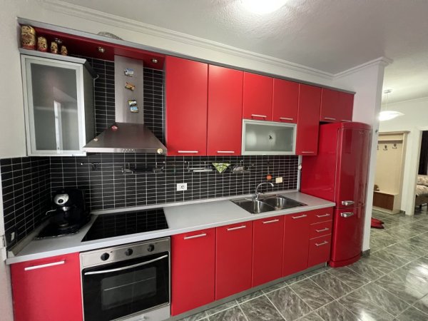 Tirane, jepet me qera apartament 2+1+Ballkon Kati 11, 117 m² 650 € (rruga Sali Butka)
