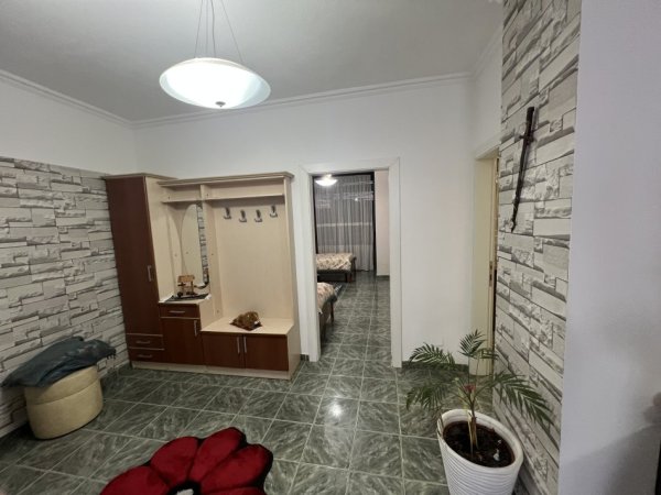 Tirane, jepet me qera apartament 2+1+Ballkon Kati 11, 117 m² 650 € (rruga Sali Butka)