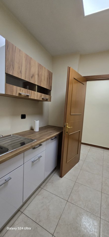 Tirane, jepet me qera ambjent biznesi Kati 4, 165 m² 2.000 € (Prane Kullave Binjake)