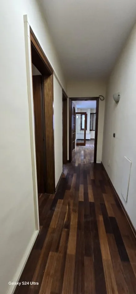 Tirane, jepet me qera ambjent biznesi Kati 4, 165 m² 2.000 € (Prane Kullave Binjake)