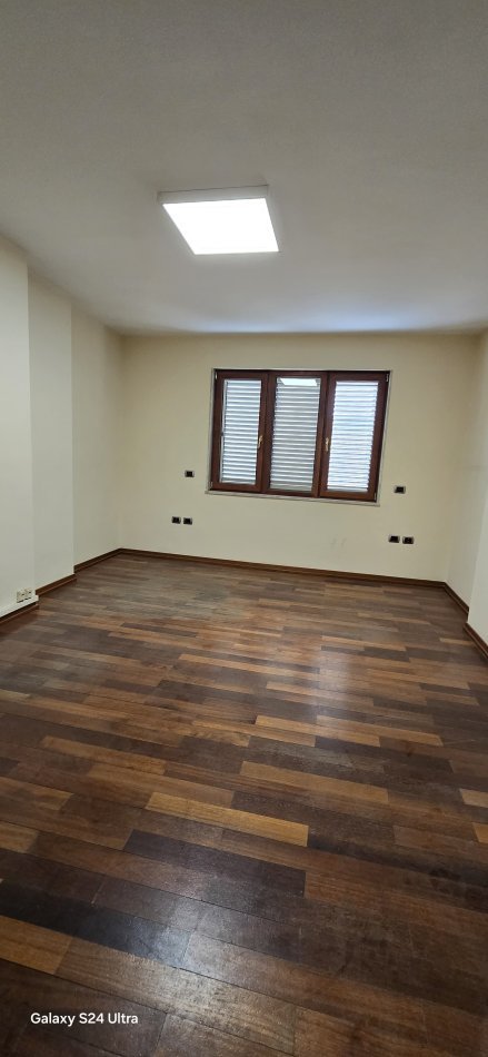 Tirane, jepet me qera ambjent biznesi Kati 4, 165 m² 2.000 € (Prane Kullave Binjake)