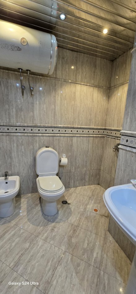 Tirane, jepet me qera ambjent biznesi Kati 4, 165 m² 2.000 € (Prane Kullave Binjake)