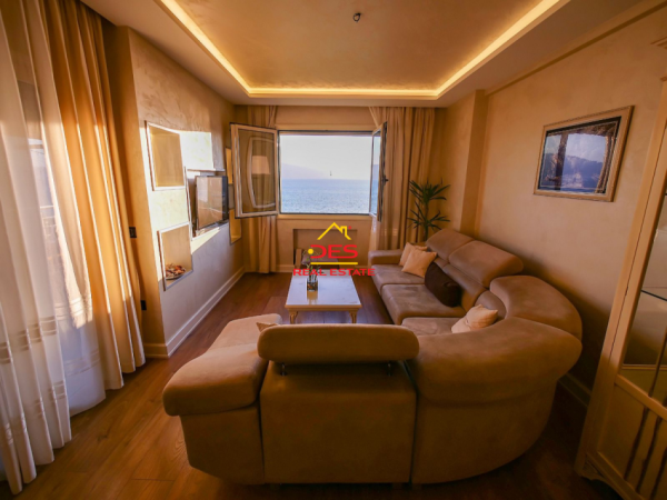 Vlore, jepet me qera apartament 2+1+Ballkon Kati 7, 111 m² 700 € (Rruga Murat Tërbaçi)