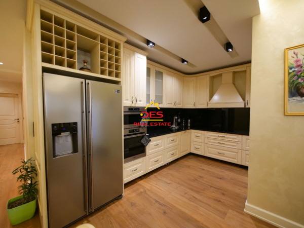 Vlore, jepet me qera apartament 2+1+Ballkon Kati 7, 111 m² 700 € (Rruga Murat Tërbaçi)