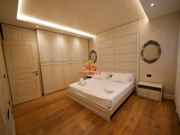 Vlore, jepet me qera apartament 2+1+Ballkon Kati 7, 111 m² 700 € (Rruga Murat Tërbaçi)