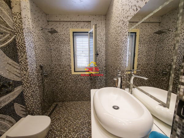 Vlore, jepet me qera apartament 2+1+Ballkon Kati 7, 111 m² 700 € (Rruga Murat Tërbaçi)