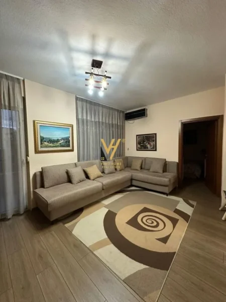 Tirane, jepet me qera apartament 1+1+Ballkon Kati 4, 80 m² 900 € (MYSLYM SHYRI)