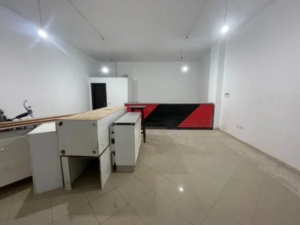 Tirane, jepet me qera dyqan Kati 0, 70 m² 600 € (astir)