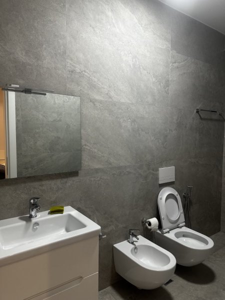 Tirane, jepet me qera apartament 2+1+Aneks+Ballkon Kati 4, 105 m² 700 € (kinostudio)