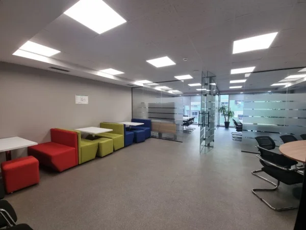 Tirane, jepet me qera zyre Kati 7, 210 m² 3.300 € (Rruga Abdyl Frasheri)