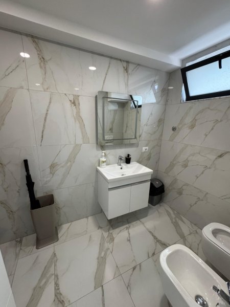 Tirane, jepet me qera zyre Kati 1, 72 m² 1.000 € (Bulevardi Zogu i Pare)