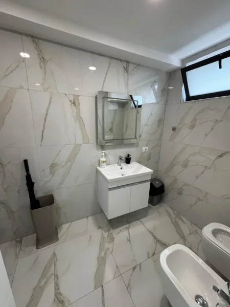 Tirane, jepet me qera zyre Kati 1, 72 m² 1.000 € (Bulevardi Zogu i Pare)