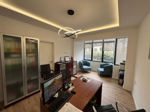 Tirane, jepet me qera zyre Kati 1, 72 m² 1.000 € (Bulevardi Zogu i Pare)