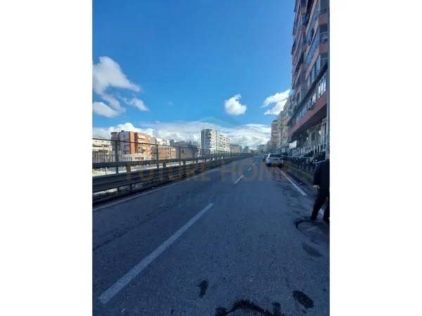 Tirane, shitet ambjent biznesi Kati 0, 204 m² 715.000 € (Komuna e Parisi mbikalimi Selites)