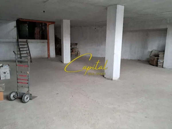 Tirane, jepet me qera dyqan Kati 1, 1.000 m² 4.000 € (DON BOSKO)