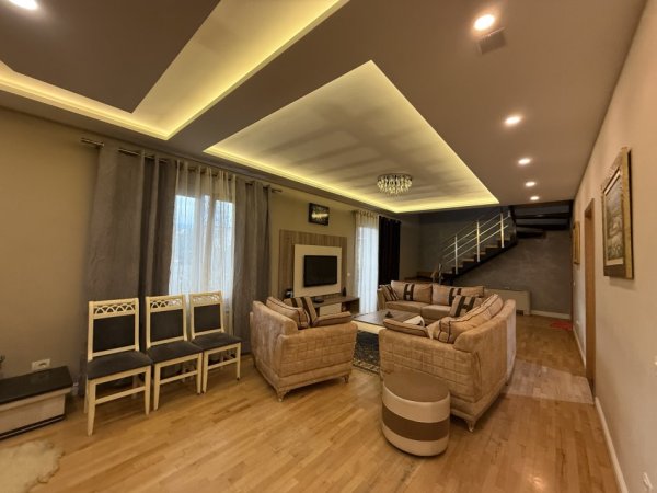 Tirane, jepet me qera Vile 3 Katshe Kati 0, 346 m² 2.250 € (Rruga Jordan Misja)