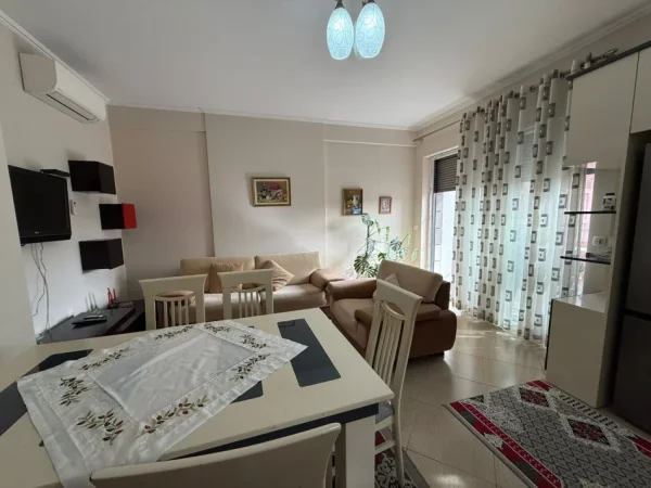 Tirane, jepet me qera apartament 1+1+Ballkon Kati 5, 75 m² 700 € (APARTAMENT 1+1 ME QIRA RR.BOGDANEVE)