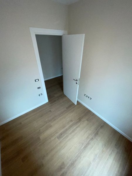 Tirane, jepet me qera apartament 2+1 Kati 3, 70 m² 750 € (Rruga e Kavajes)