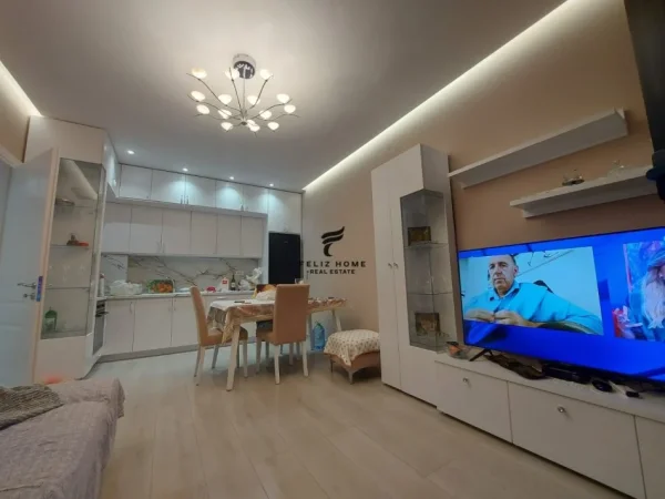 Tirane, jepet me qera apartament 2+1+Ballkon Kati 5, 87 m² 600 € (CASA ITALIA)
