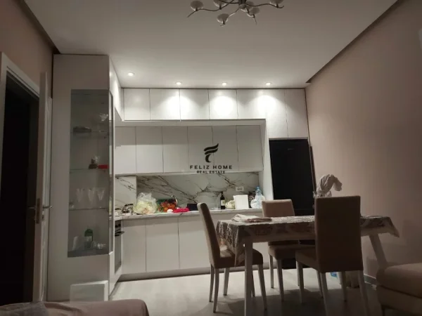 Tirane, jepet me qera apartament 2+1+Ballkon Kati 5, 87 m² 600 € (CASA ITALIA)