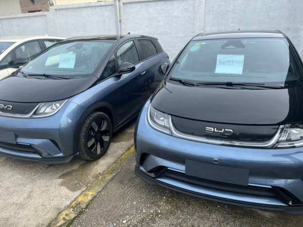 Tirane, shes makine elektrike BYD Elektrike, gri metalizato automatik Klima