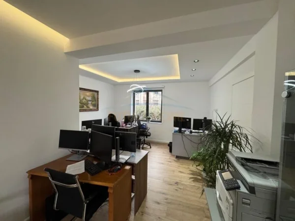 Tirane, jepet me qera zyre Kati 1, 72 m² 1.000 € (Bulevardi Zogu i pare, Tiranë.)