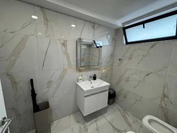 Tirane, jepet me qera zyre Kati 1, 72 m² 1.000 € (Bulevardi Zogu i pare, Tiranë.)