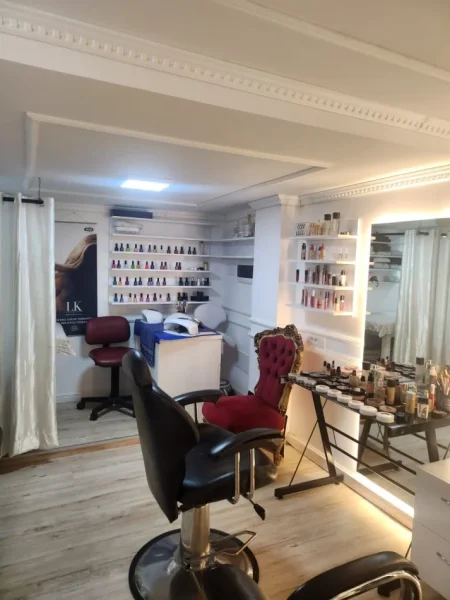 Tirane, jepet me qera ambjent biznesi Kati 1, 50 m² 500 € (Rr.vaso pasha ish blloku)