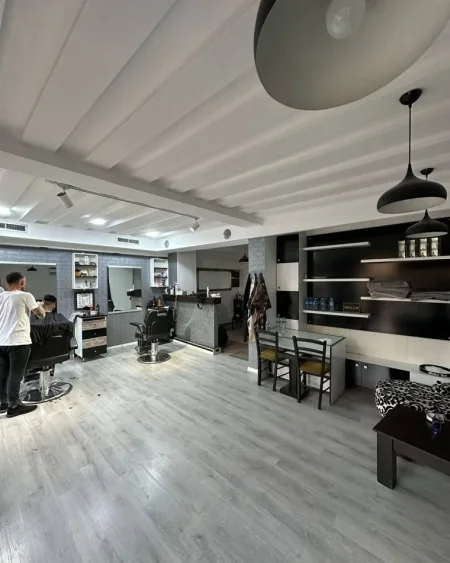 Tirane, shitet dyqan , 60 m² (MYSLYM SHYR)