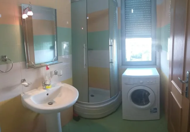 Tirane, jepet me qera apartament 1+1 Kati 5, 50 m² 450 € 