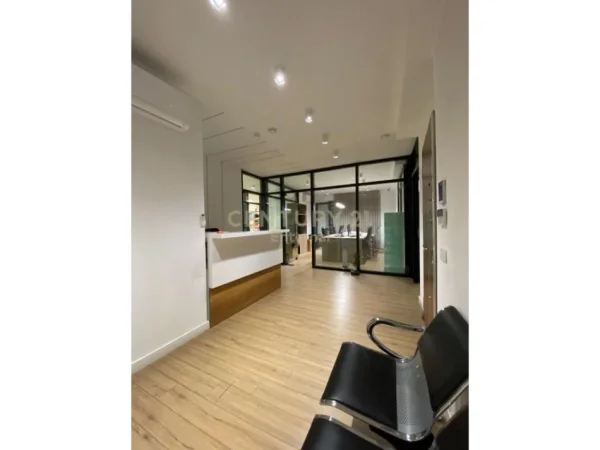 Tirane, shitet ambjent biznesi + 4 poste parkimi,Kati 1, 315 m² Cmimi sipas kerkeses(Prane sheshit Skenderbej)